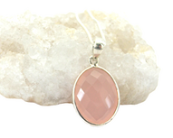 Roze Chalcedoon hanger in 925 zilver (facet geslepen)