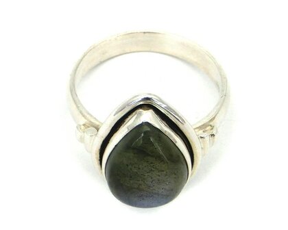 Labradoriet ring in 925 zilver (maat 18)