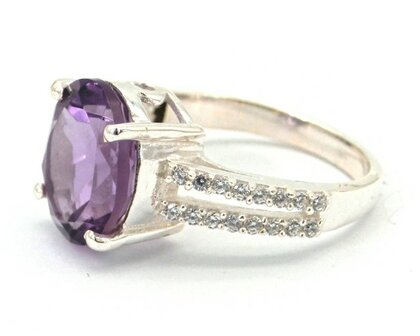 Amethist ring in 925 zilver met topaas steentjes (maat 18)