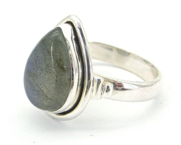 Labradoriet ring in 925 zilver (maat 18)