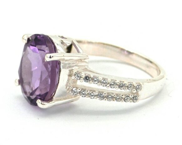 Amethist ring in 925 zilver met topaas steentjes (maat 18)