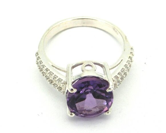 Amethist ring in 925 zilver met topaas steentjes (maat 18)