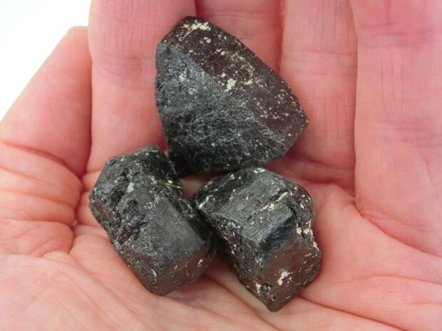 Ruwe zwarte Toermalijn klein (10-20 gram)