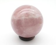 Bol Rozenkwarts 640 gram inclusief houten voetje Bol Rozenkwarts 640 gram inclusief houten voetje