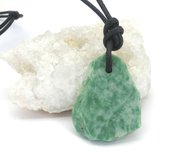 Nefriet (Jade) hanger aan koord met ruwe zijkant Nefriet (Jade) hanger aan koord met ruwe zijkant