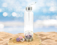 Waterfles Harmonie (met Bergkristal, Amehist en Rozenkwarts) Waterfles Harmonie (met Bergkristal, Amehist en Rozenkwarts)