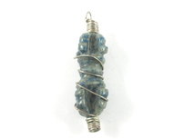Vajra (Dorje) hanger Lapis Lazuli in metaal 8 gram 5,3 x 1,6 cm Vajra (Dorje) hanger Lapis Lazuli in metaal 8 gram 5,3 x 1,6 cm