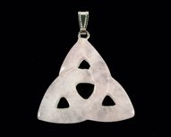 Hanger Triquetra Rozenkwarts Hanger Triquetra Rozenkwarts